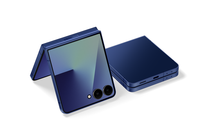 Samsung Unveils Galaxy Z Flip 7 and the First-Ever Z Flip 7 FE: A New Chapter in Foldable Pricing 2 Samsung Galaxy Z Flip 7 FE next to Galaxy Z Flip 7 - foldable phone comparison
